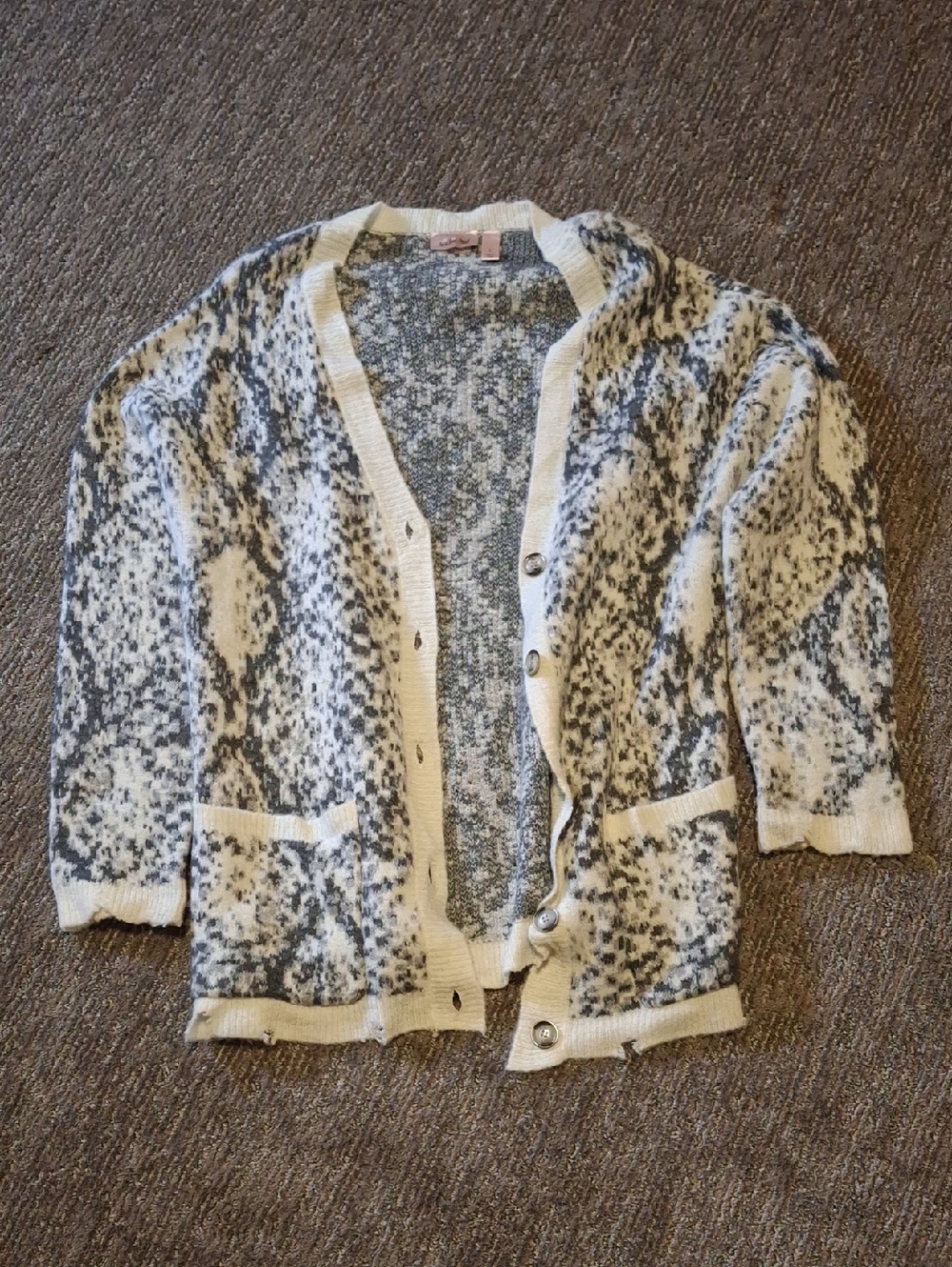 Willow And Root Cream & Gray Snake Patterned Women's Cardigan Sweater